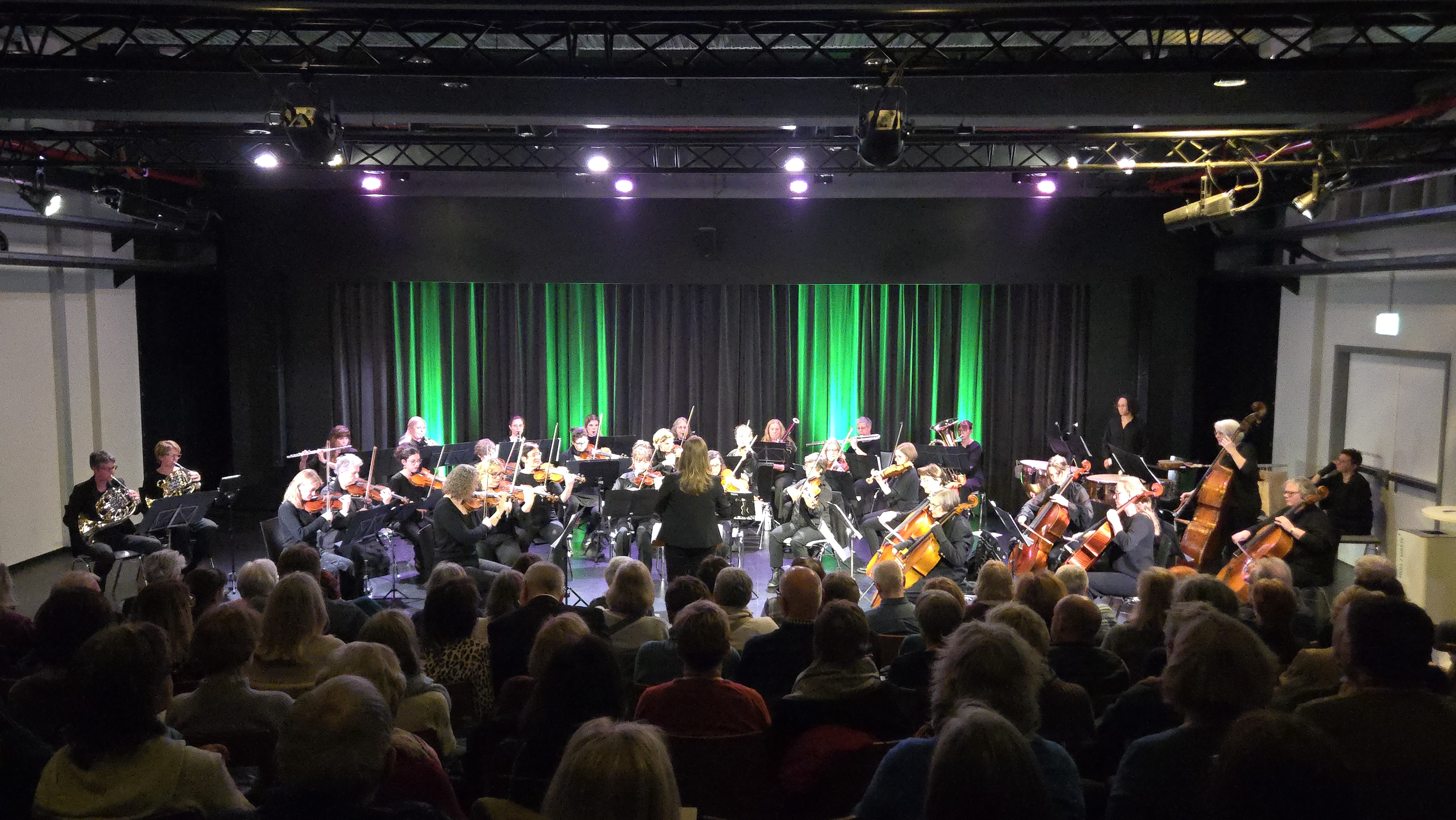 Frontalansicht Neujahrskonzert Januar 2026 in der Stadtbücherei Düsseldorf